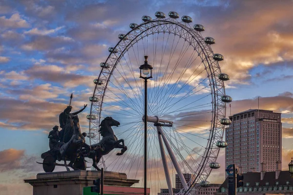 London Eye en standbeeld van Boudicca, Londen Uk — Stockfoto