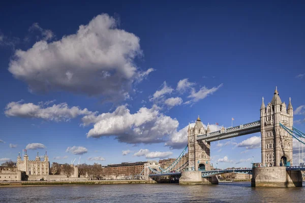 Tower Bridge London uk schöner sonniger Tag — Stockfoto