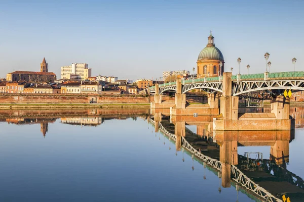 Saint Pierre Bridge i kopuły odzwierciedlające La Grace Hospital w Garonne, Tuluza. — Zdjęcie stockowe