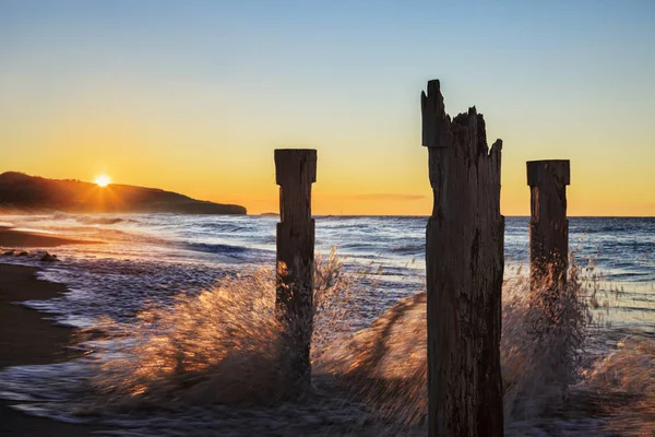 Nascer do sol, a praia de St. Clair, Dunedin — Fotografia de Stock