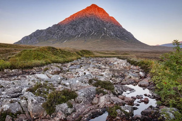 Primera luz sobre Buachaille Etive Mor — Foto de Stock