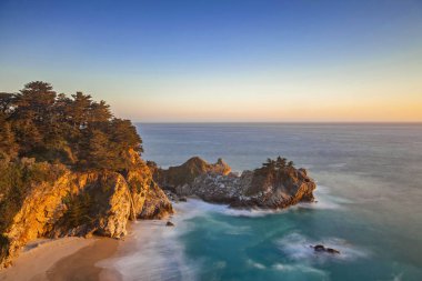 McWay koyu ve Falls Calfornia