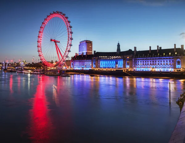 London eye ve ilçe binası — Stok fotoğraf