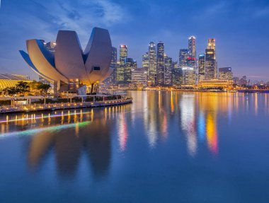 Twilight ışıklı Singapur manzarası