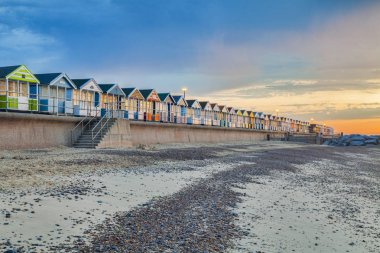 Southwold, Suffolk, İngiltere'de sahilde astar plaj kulübe