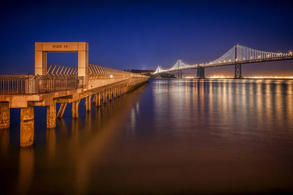 San Francisco Bay Bridge e il molo 14 — Foto Stock
