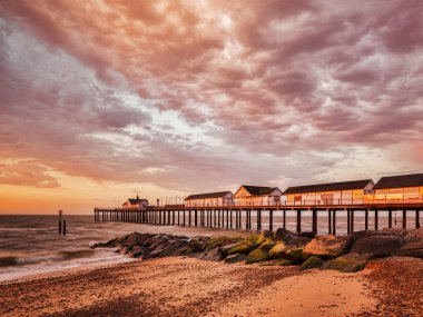 Southwold Pier turuncu gökyüzü İngiltere ile