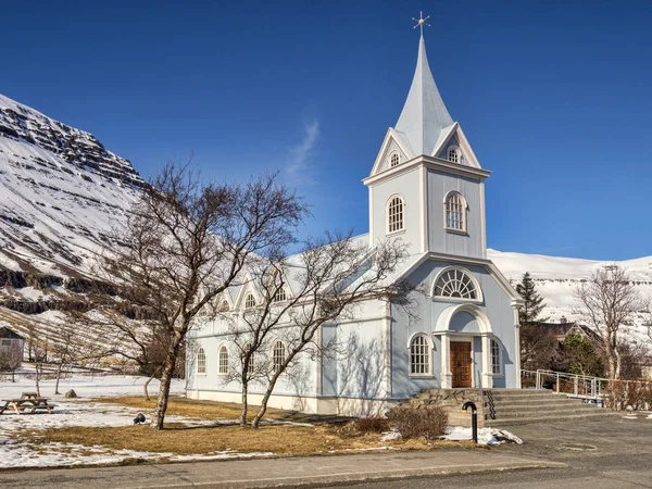 Sininen kirkko Seydisfjordur Itä-Islannissa — kuvapankkivalokuva
