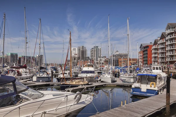 Marina d'Ipswich avec bateaux et bâtiments — Photo