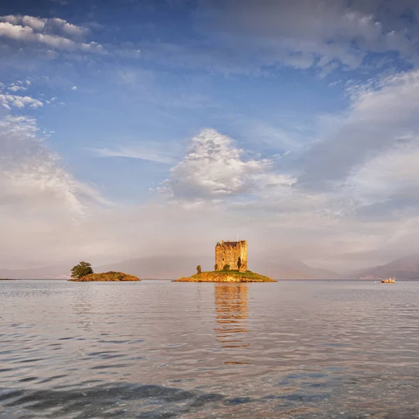 Staker zamek na wyspie w morze, Scotland, Wielka Brytania — Zdjęcie stockowe