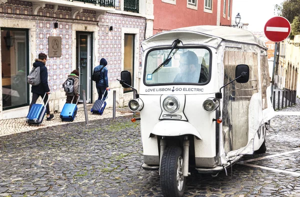 Tuk Tuk électrique sur la vieille ville de Lisbonne — Photo