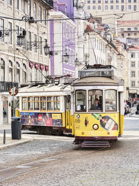 Tramvaje, zaoblení rohu do Figueira náměstí Lisabon Portugalsko — Stock fotografie