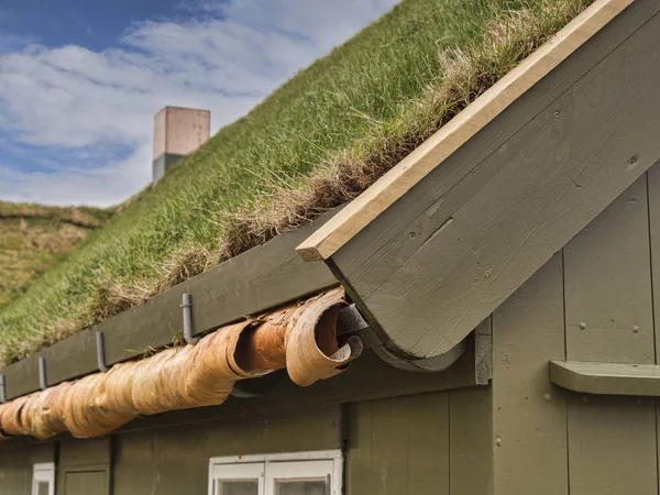 전통적인 잔디 지붕 건물 토르스하운, 페로 제도. — 스톡 사진