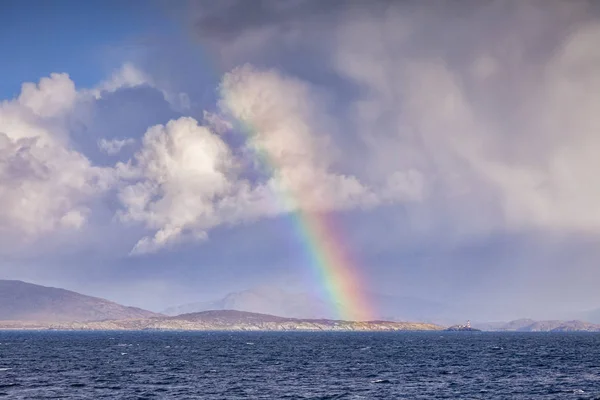 Ουράνιο τόξο πάνω στη θάλασσα στη Σκωτία — Φωτογραφία Αρχείου