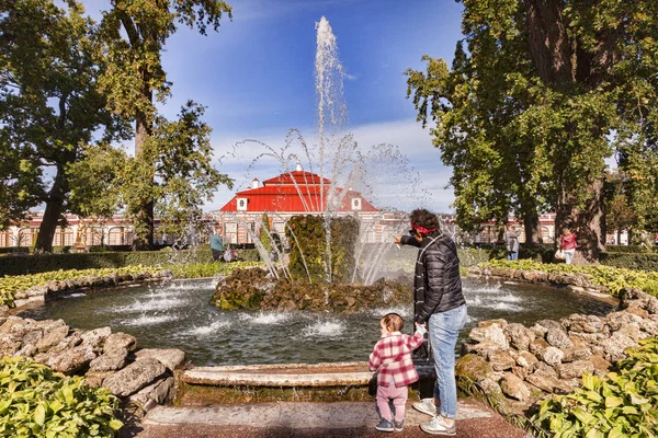 Peterhof Palace Gardens, San Petersburgo, Rusia — Foto de Stock