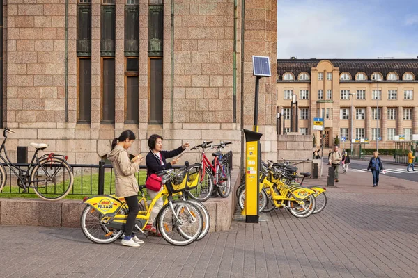 Turystów za pomocą wynajem rowerów, Helsinki, Finlandia — Zdjęcie stockowe