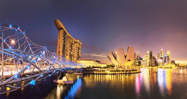 Singapore skyline à noite — Fotografia de Stock