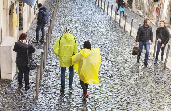 Giro turistico sotto la pioggia Lisbona Portogallo — Foto Stock