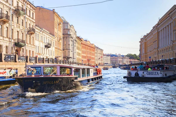 Barche turistiche sul fiume Neva, San Pietroburgo, Russia — Foto Stock