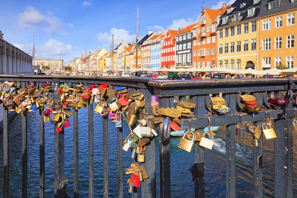 Cadenas sur Canal Bridge Nyhavn, Copenhague, Danemark — Photo