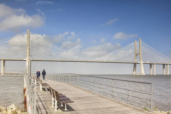 Passeio a pé na Ponte Vasco da Gama Lisboa Portugal — Fotografia de Stock