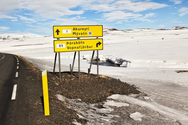 Islândia sinal de estrada ao lado do anel estrada — Fotografia de Stock