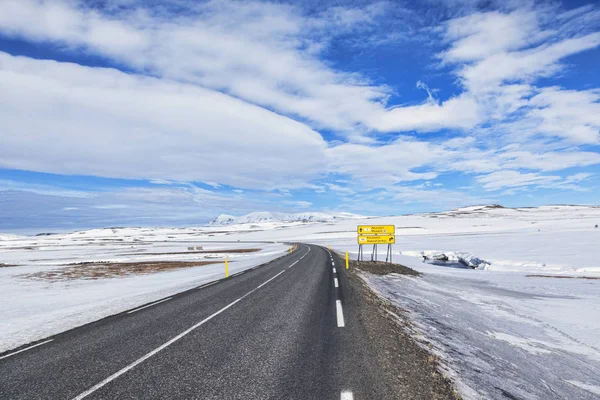 Islândia anel estrada e sinal — Fotografia de Stock