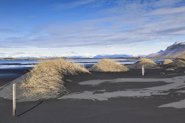 Dunes de sable noir au Vestrahorn, sud de l'Islande — Photo