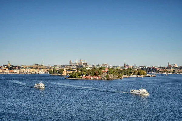 Stockholm és kompok, a tengertől — Stock Fotó