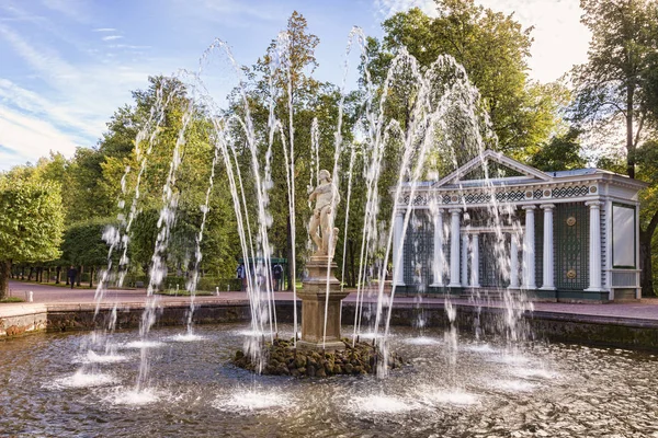 Palácové zahrady Peterhof, Adam fontána — Stock fotografie