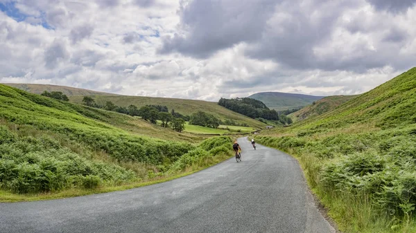 Ciclistas, Floresta de Bowland, Lancashire, Reino Unido — Fotografia de Stock