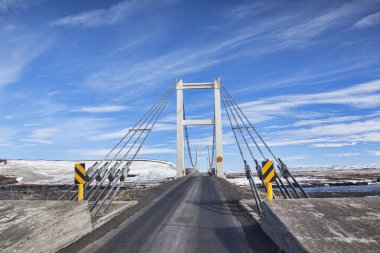 İzlanda yolunda tek şeritli köprü.