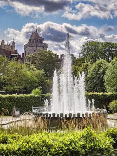 Diamantová jubilejní fontána a Windsorský hrad — Stock fotografie