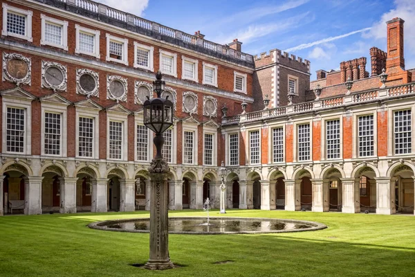 The Fountain Court, Hampton Court Palace — Stock Photo, Image