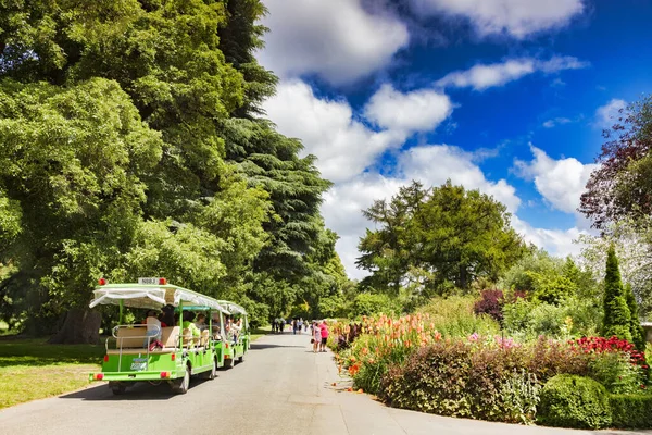 Christchurch Botanic Gardens Nova Zelândia, a fronteira herbácea e os turistas — Fotografia de Stock