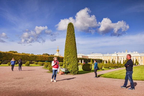 Peterhof Jardines del Palacio y Turistas — Foto de Stock