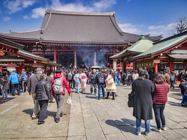 Látogatók a Senso-ji templomban, Tokióban — Stock Fotó
