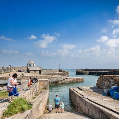 Charlestown, Cornwall, İngiltere 'deki turistler