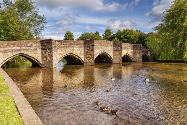 Híd a Wye folyón, Bakewell, Derbyshire, Egyesült Királyság — Stock Fotó