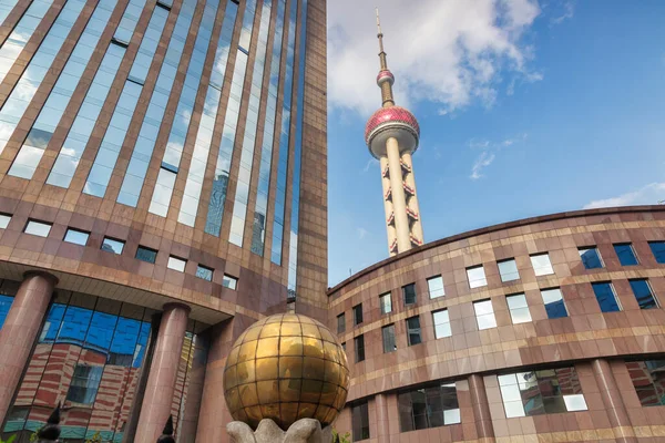 Shanghai, China, architektonisches Detail und Oriental Pearl Tower — Stockfoto