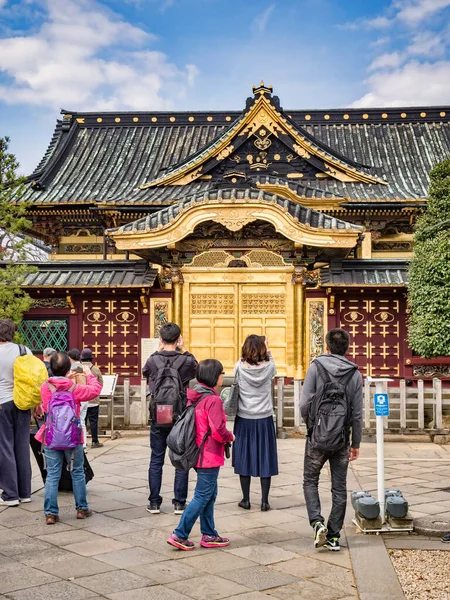 Visiteurs au sanctuaire shinto Ueno Toshogu, Tokyo — Photo