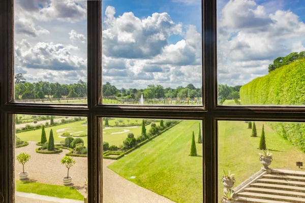 Hampton Court Vista jardim através da janela, Reino Unido — Fotografia de Stock