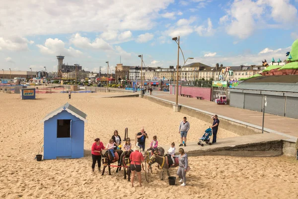 Niños montando burros, Great Yarmouth, Reino Unido — Foto de Stock