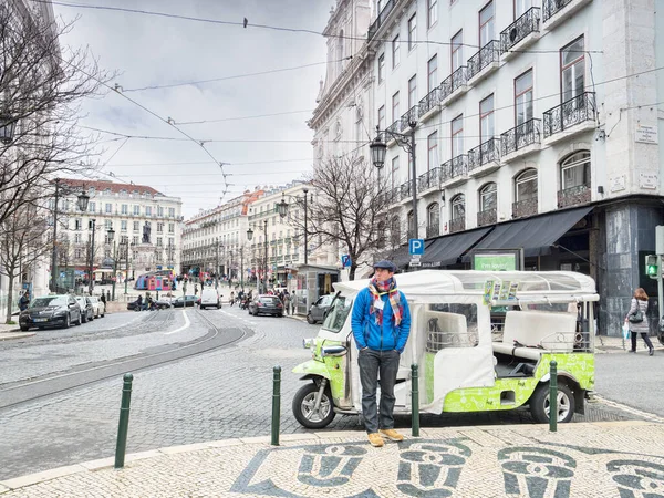 Tuk Tuk Driver待っていますのためにBusiness Central Lisbon — ストック写真