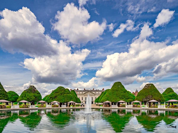 Hampton Court Palace und East Garden, Richmond, Großbritannien — Stockfoto