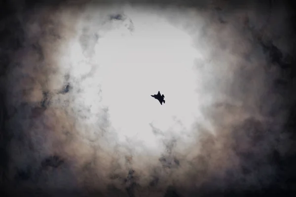 Силуэт Истребителя Против Солнца Драматическом Небе — стоковое фото