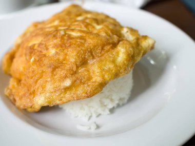 Pirinç ile tepesinde Tayland yemekleri omlet