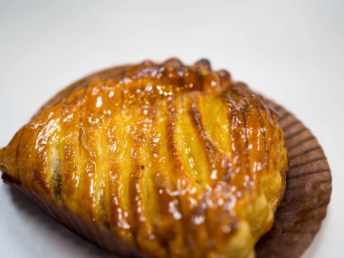 Delicious fırından yeni çıkmış ekmek pişirme kağıdı içinde