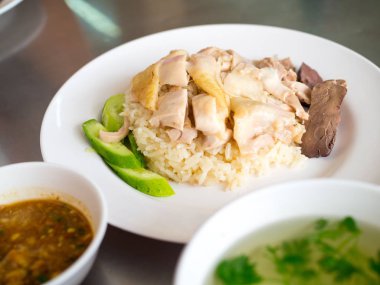 Hainanese tavuklu pilav çorba ile bir plaka üzerinde
