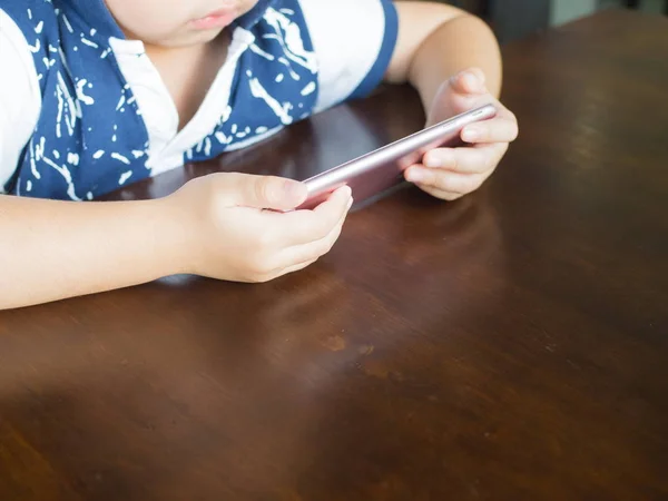Fechar Mãos Das Crianças Com Telefone Celular — Fotografia de Stock